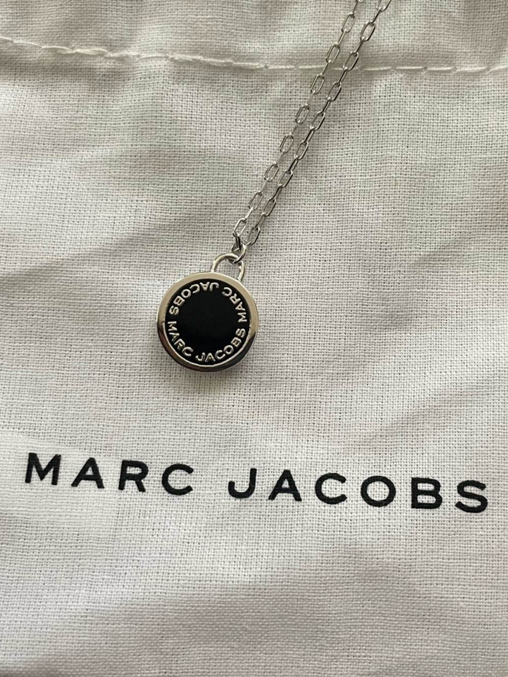 Marc Jacobs Logo Disc Pendant Necklace Silver Tone with Dust Bag - Picture 2 of 5